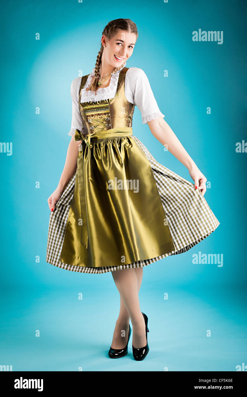 Jeune femme en habits traditionnels bavarois dirndl - ou tracht - shoot studio Banque D'Images