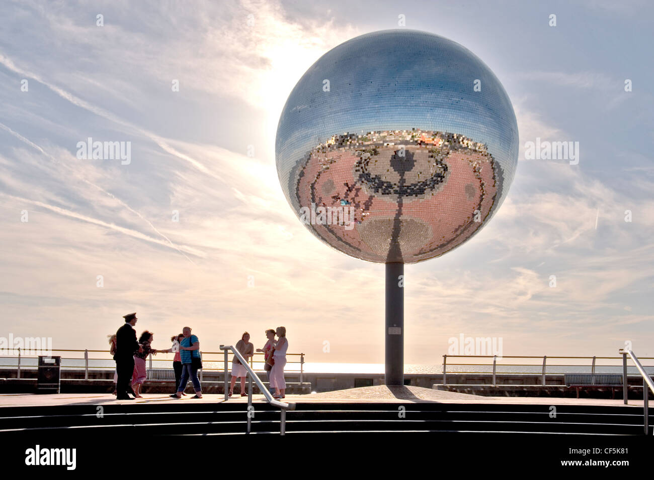 La plus grande boule à facettes du monde à Blackpool. Plus de 6,2 millions de visiteurs actuellement voyageant à Britain's No 1 Theme Park Resort Banque D'Images