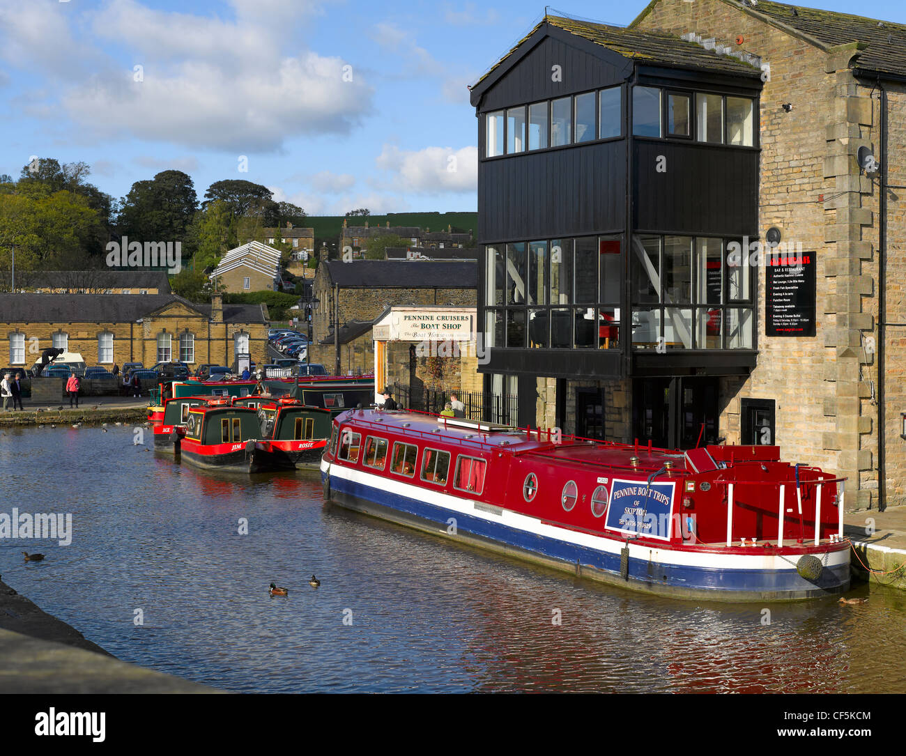 Bateaux amarrés sur l'étroite Leeds et Liverpool canal à Skipton. Banque D'Images