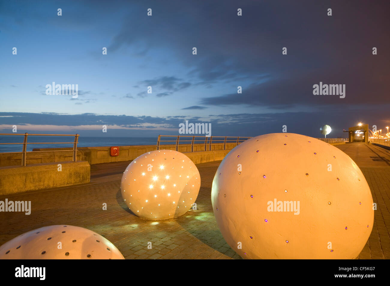 Commandé d'art 'Glam Rocks' par Peter Freeman situé sur la promenade de Blackpool. Les trois cailloux géant sont mis à l'échelle de Banque D'Images