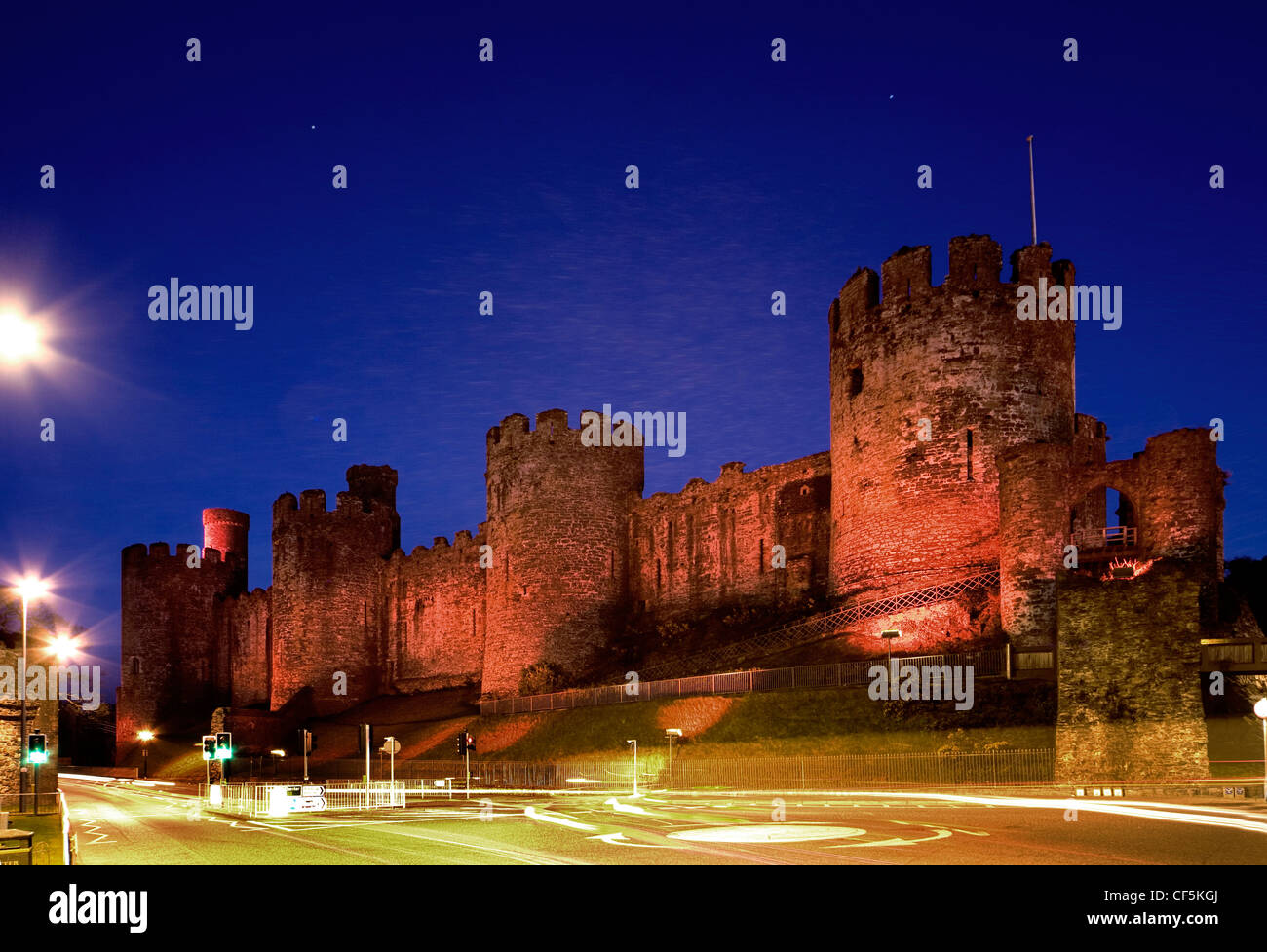 Château de Conwy lit up at Dusk. Le château a été une partie importante du roi Édouard I plan de l'entourant de galles dans 'l'anneau de fer de c Banque D'Images