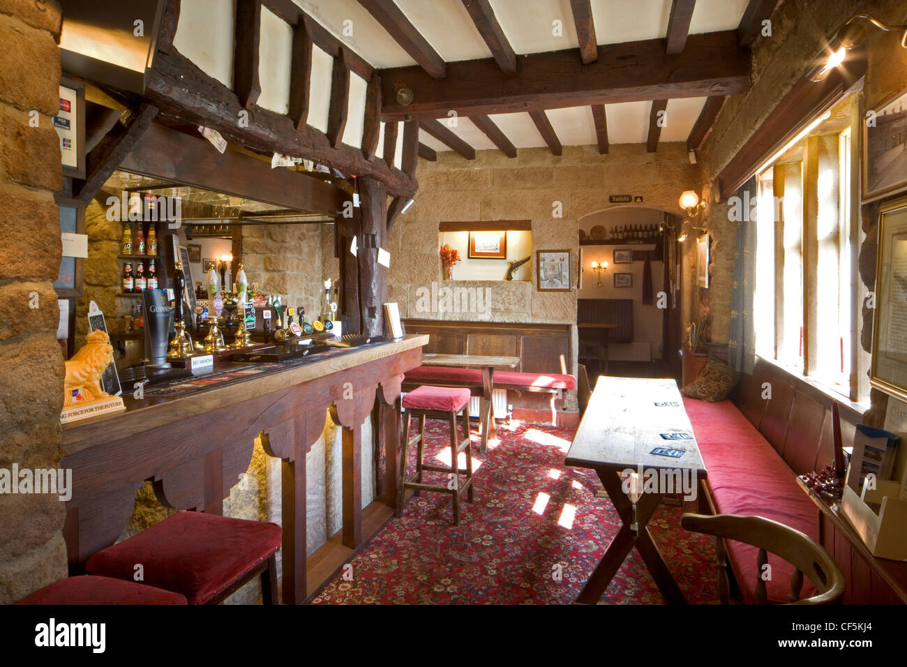 L'intérieur d'un pub britannique traditionnel. Environ 90  % de la bière vendue au Royaume-Uni est produit au Royaume-Uni et 28 millions de pintes Banque D'Images