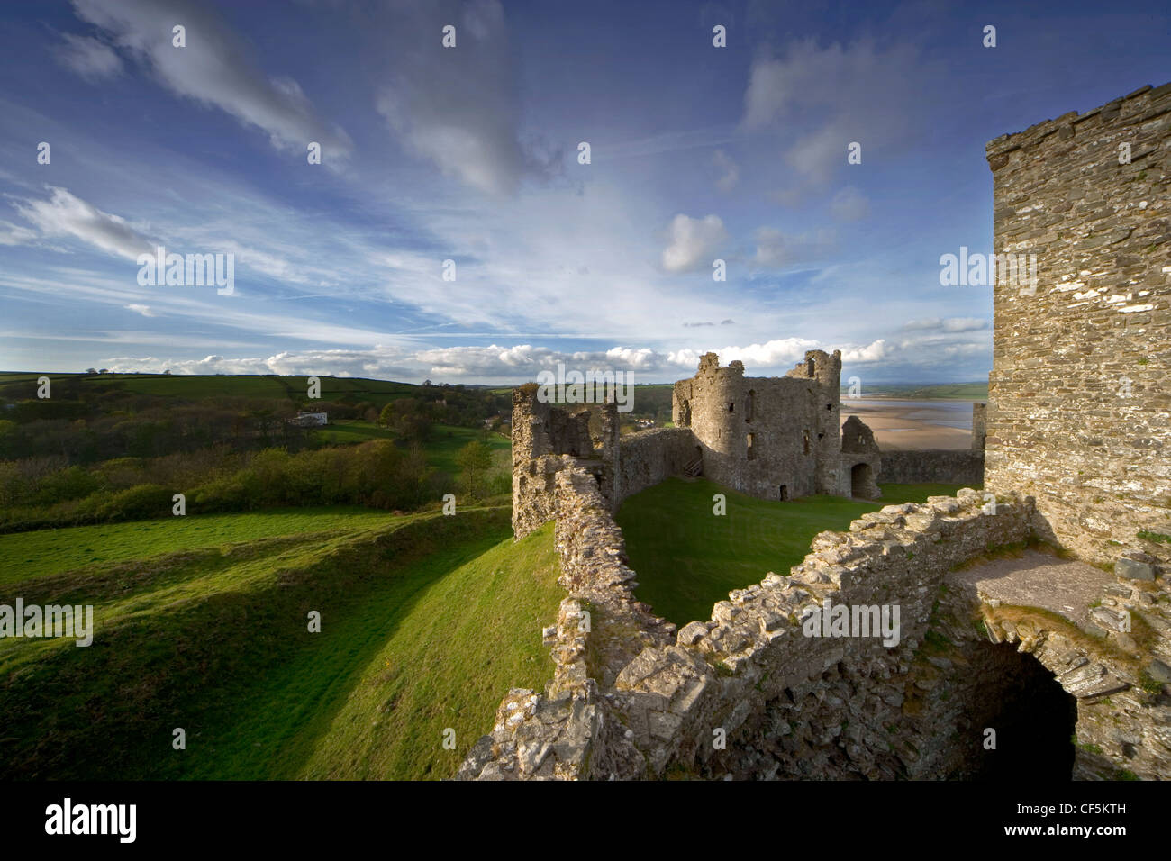 Les murs du château Llansteffan. Llansteffan était l'un d'une chaîne de châteaux normands construit pour garder l'embouchure des rivières dans l'évaluation environnementale Banque D'Images