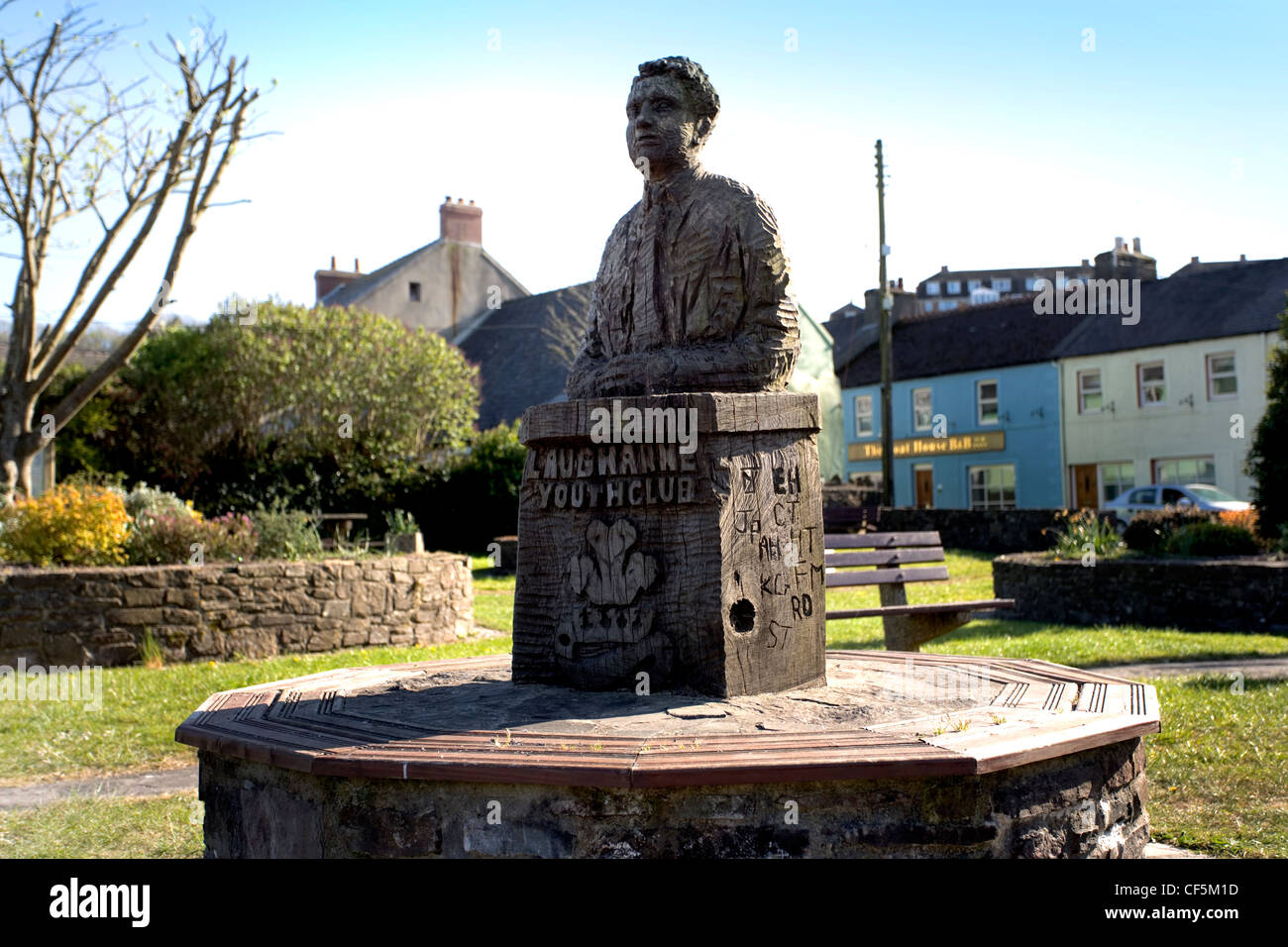 Un banc en bois et de la sculpture de Dylan Thomas. Laugharne était à la maison à Wales' plus célèbre poète et écrivain de Dylan Thomas et les deux Tho Banque D'Images