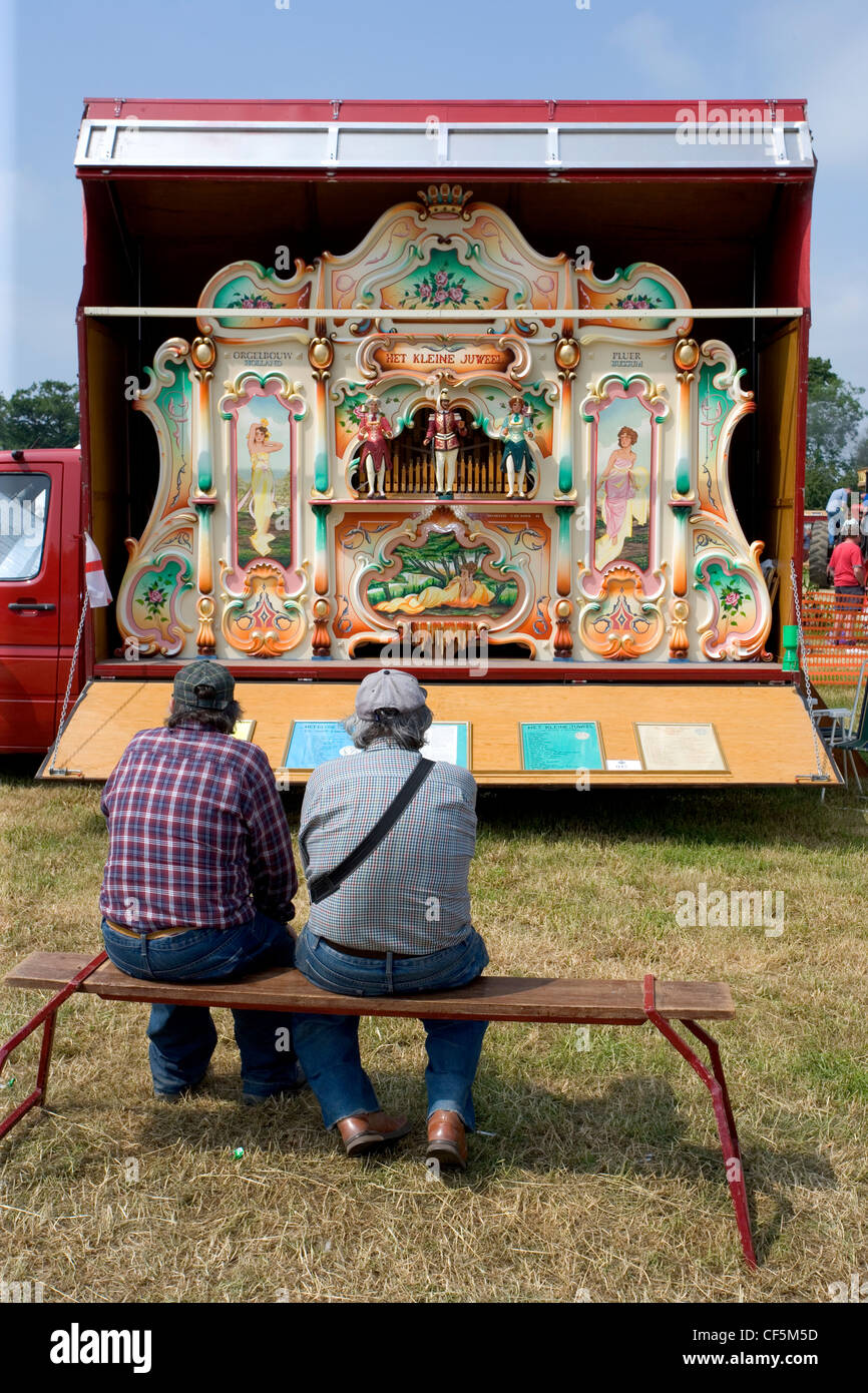 Deux hommes à la vapeur à un orgue à la vapeur et Country Fair Whitwell. En 1855, Joshua C. Stoddard de Worcester, Angleterre introd Banque D'Images