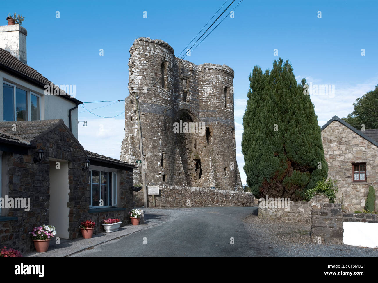 Extérieur de Llawhaden Château. La première structure début du xiie siècle a été détruit en 1193 et a été reconstruit comme un palais fortifié Banque D'Images