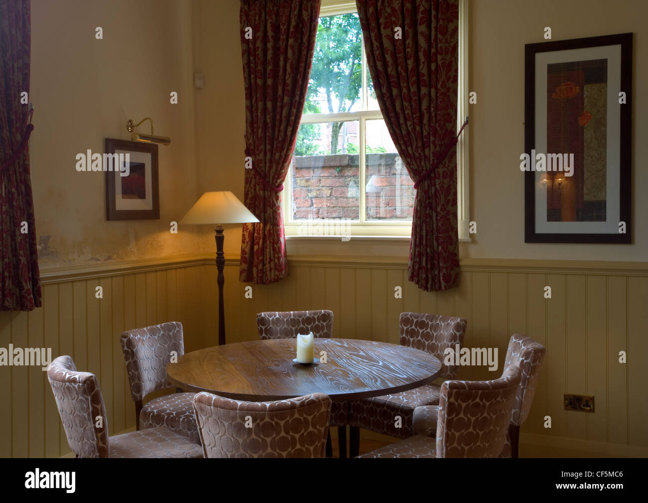 L'intérieur de l'Grantham Arms Hotel. Un célèbre et populaire de l'hôtel Yorkshire du Nord avec les parieurs de la race Yorkshire neuf cour Banque D'Images