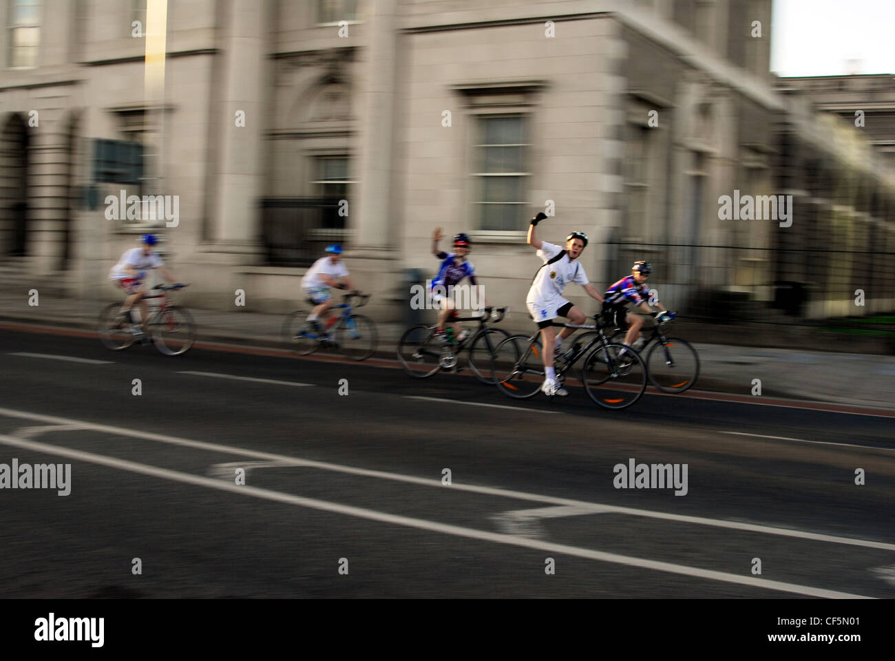 Les cyclistes équitation passé dans le centre de Dublin. Banque D'Images