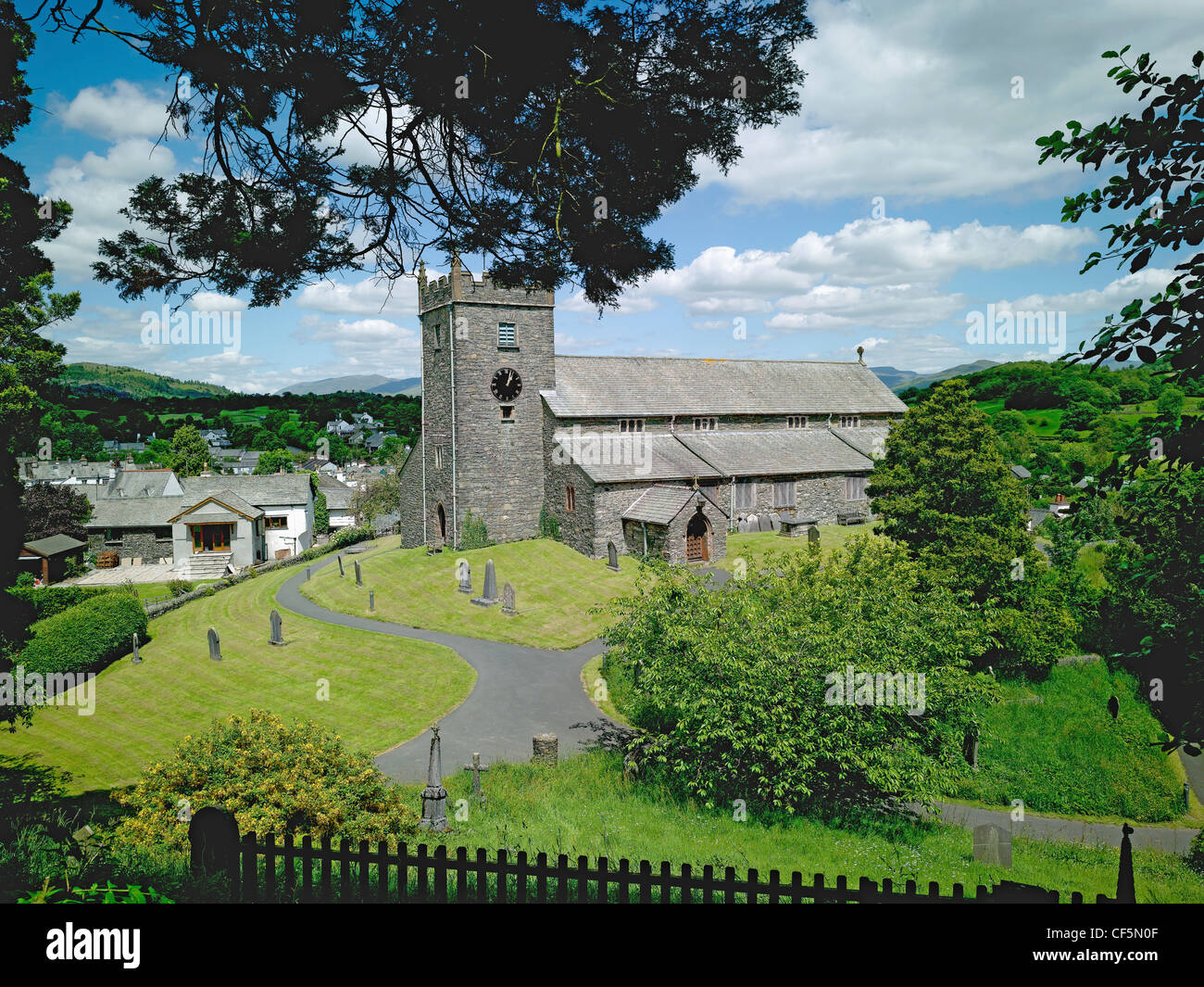 Le 15e siècle, église paroissiale de St Michel et tous les Anges en Hawkshead. William Wordsworth, qui allaient à l'école à Hawkshead, u Banque D'Images