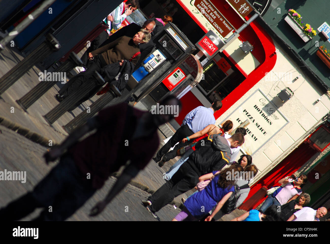 Shoppers à Grafton Street à Dublin. Banque D'Images