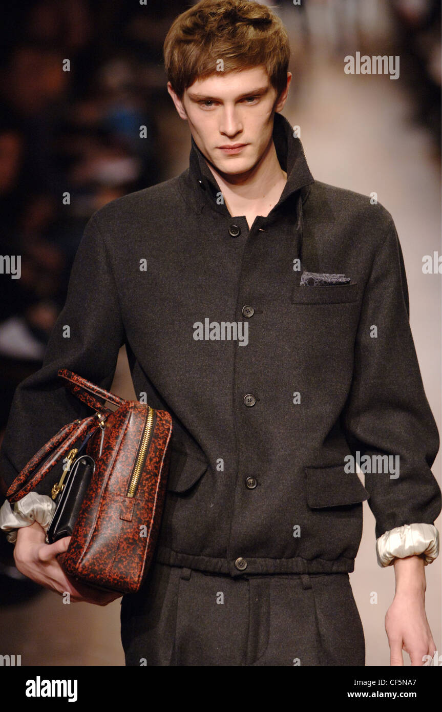 Vêtements pour homme Prada Milan un homme blond W portant une veste de  laine noire court pantalon de contrepartie et portant un bref brun et noir  Photo Stock - Alamy