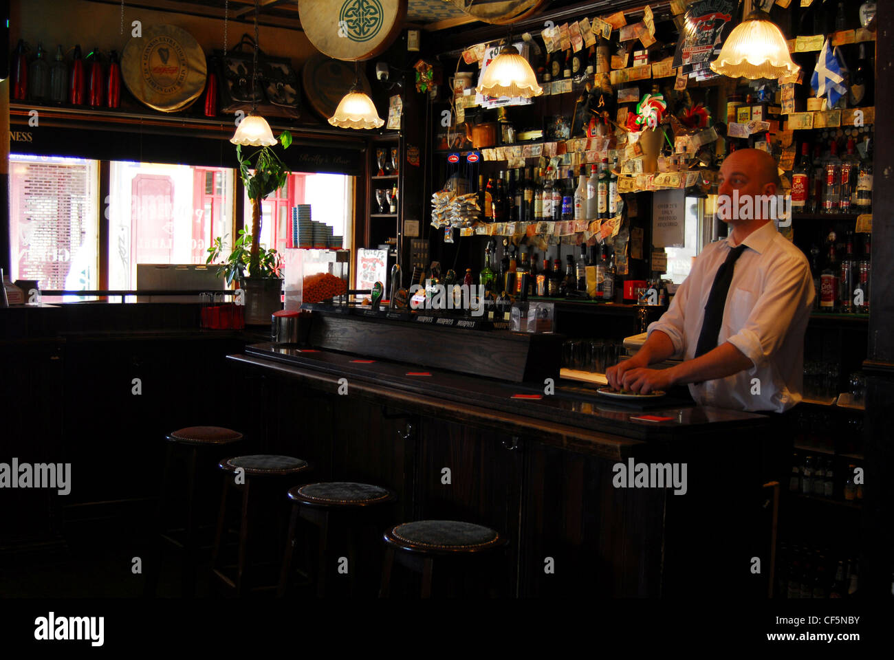 Le bar et le barman de Foley's Restaurant à Dublin. Banque D'Images