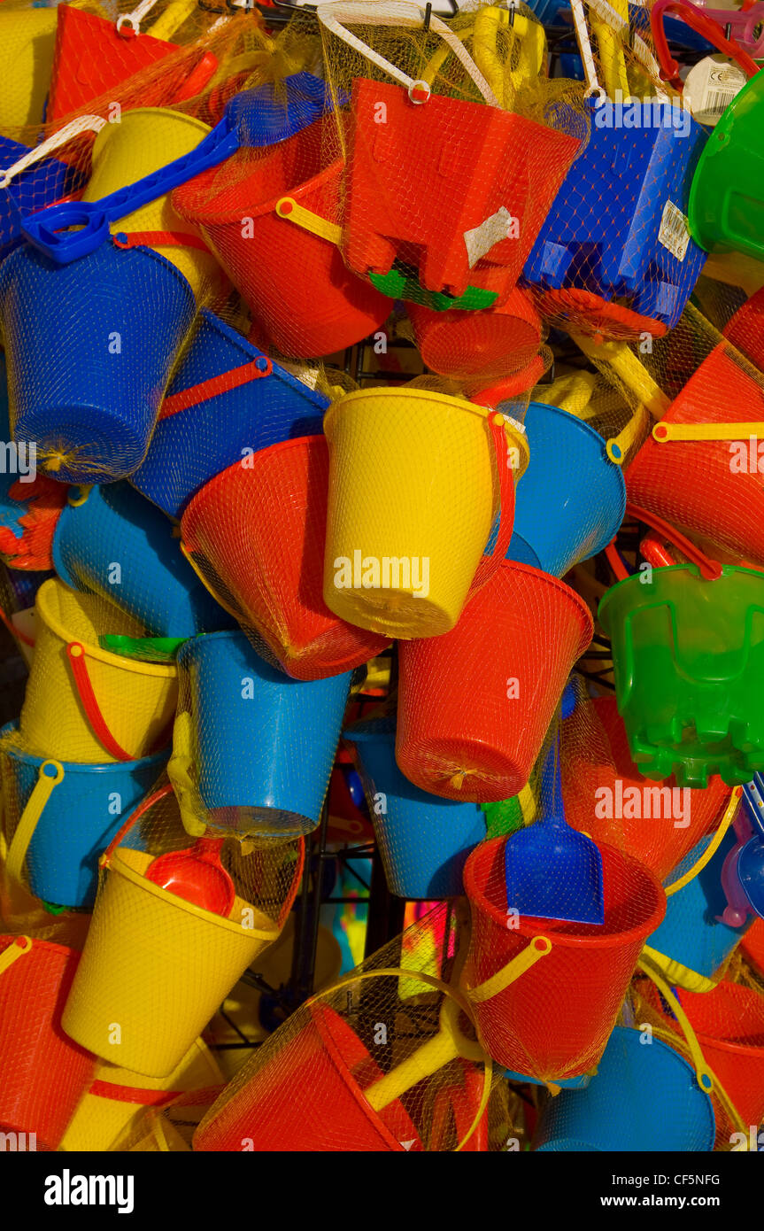 Seaux en plastique coloré pour enfants et piques à vendre sur le front de mer. Banque D'Images
