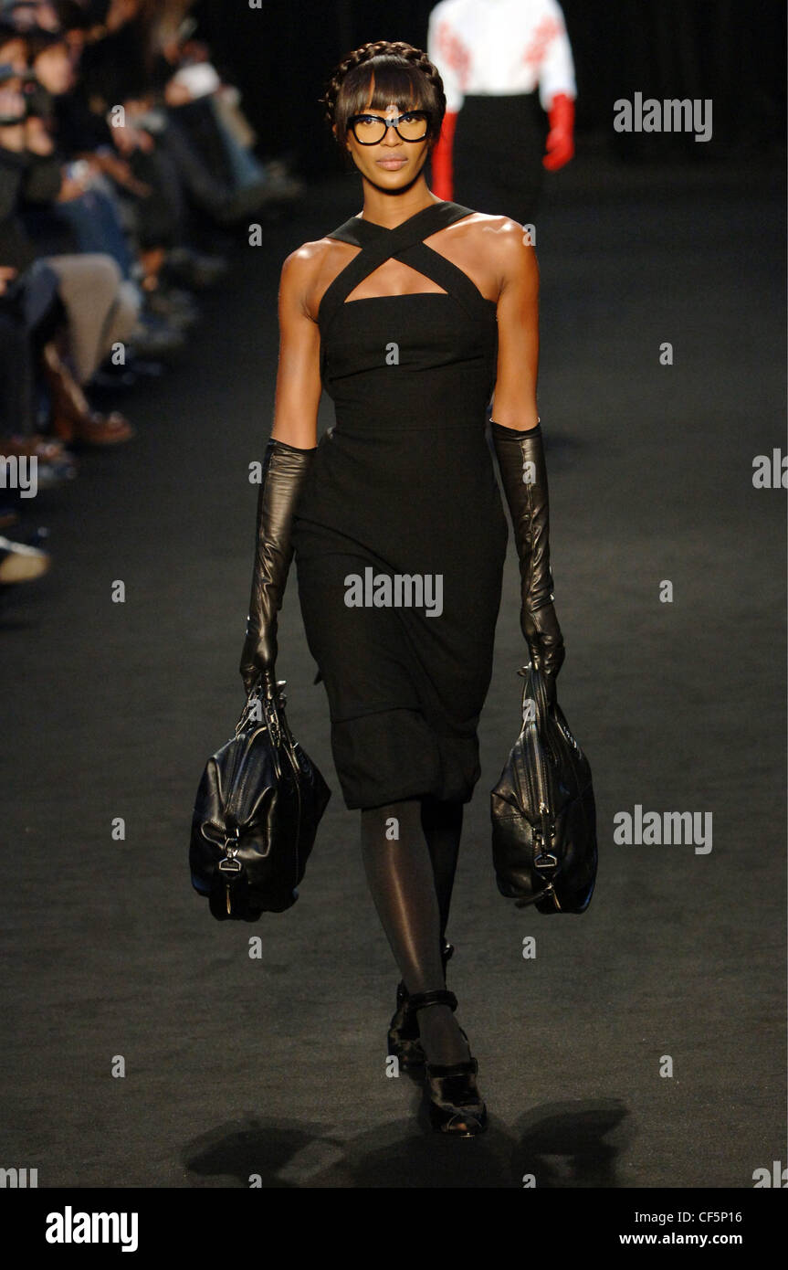 Givenchy Prêt-à-Porter Paris UN W modèle féminin Naomi Campbell black vêtue  d'une robe de cocktail longueur genou monté criss cross Photo Stock - Alamy