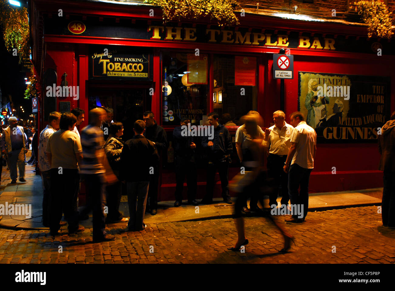 La nuit des buveurs dans le quartier Temple Bar de Dublin. Banque D'Images