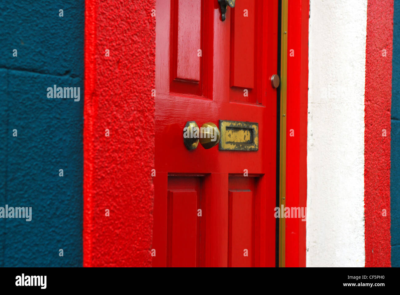 Vue détaillée d'une porte rouge à Shandon à Cork. Banque D'Images