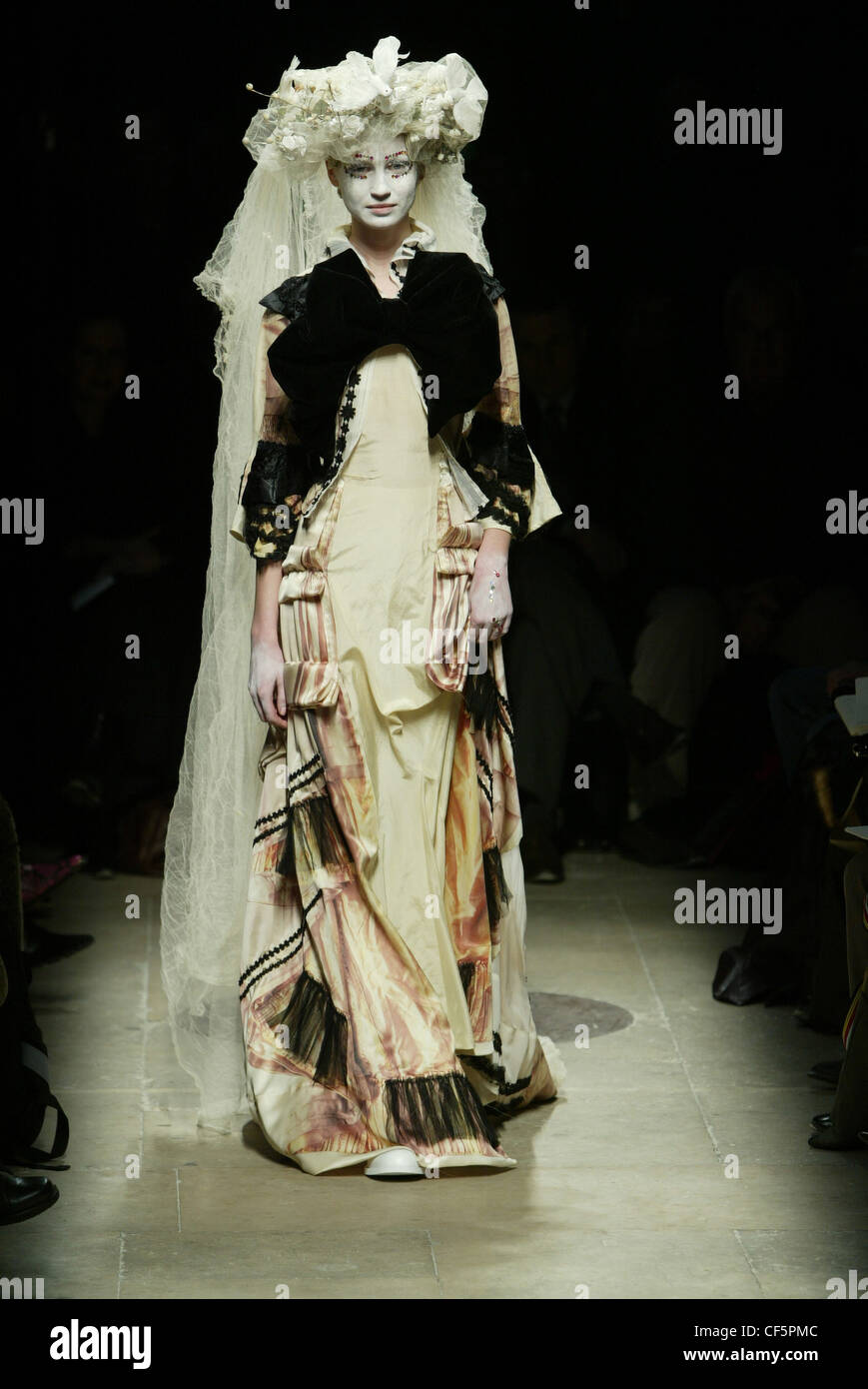 Comme des Garçons Prêt-à-Porter Paris Automne Hiver costume de mariage  Alternative : voile et tissu à fleurs multiples robe de mariage Photo Stock  - Alamy