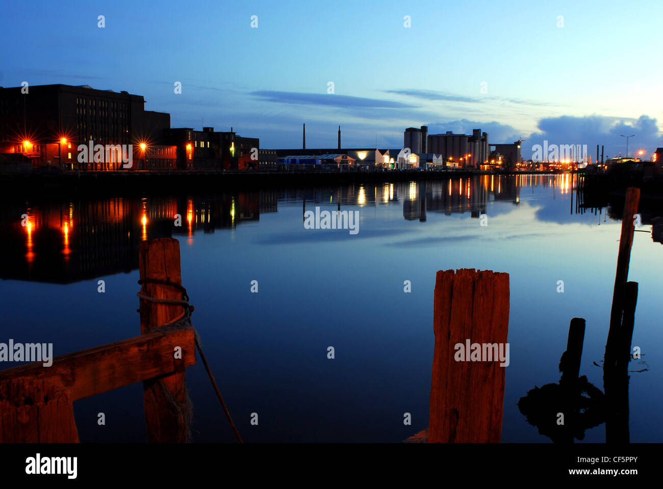 Vue sur l'eau pour l'allumé docks de Cork. Banque D'Images