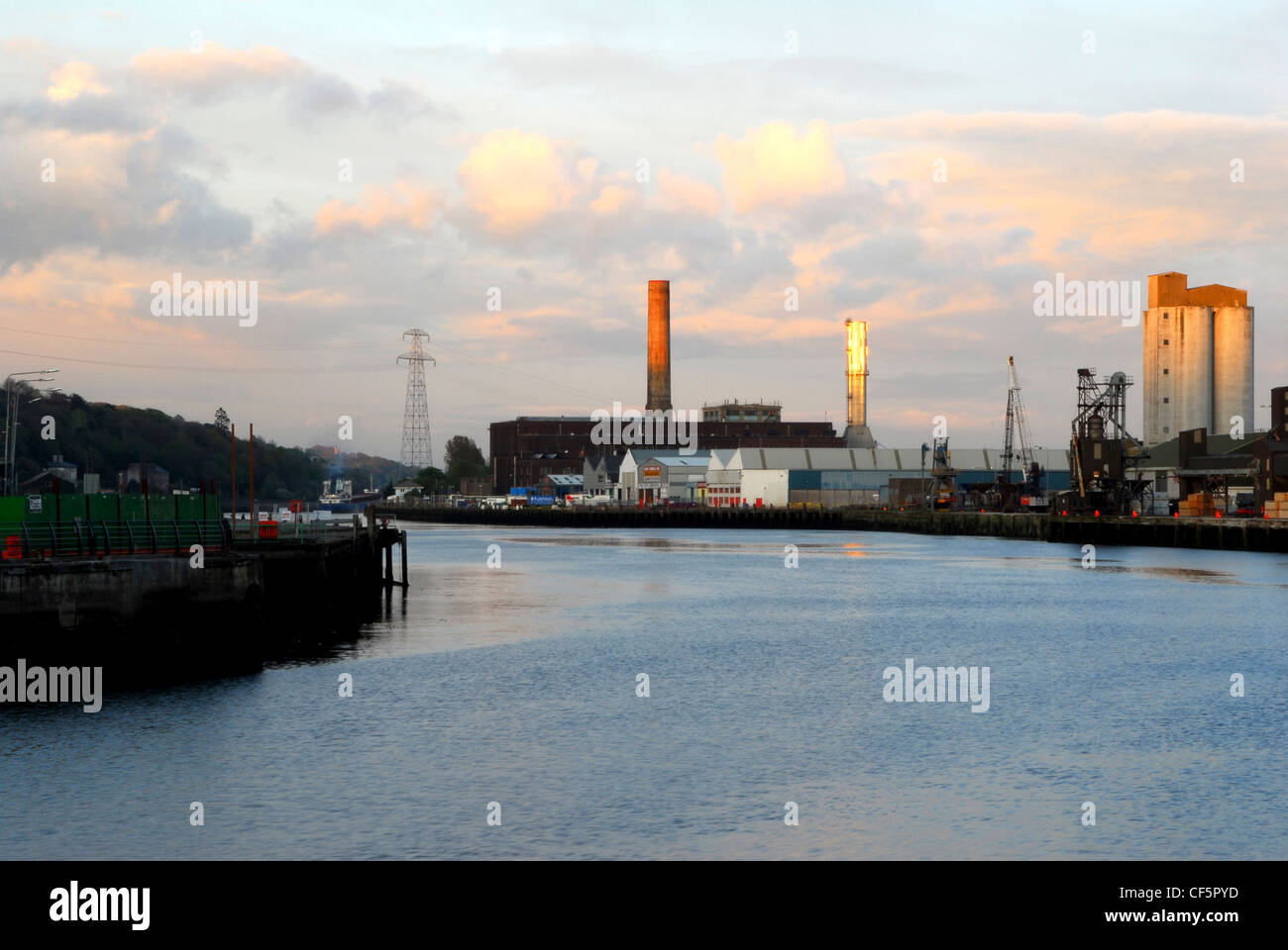 Une vue le long de la rivière Lee au port de Cork. Banque D'Images