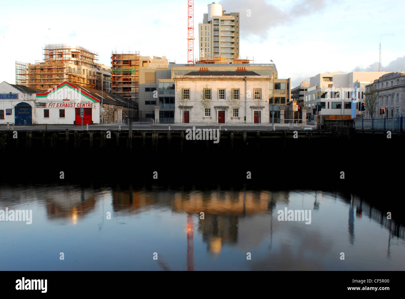 Au cours de l'aube sur les bâtiments au bord de la rivière Lee, à Cork. Banque D'Images