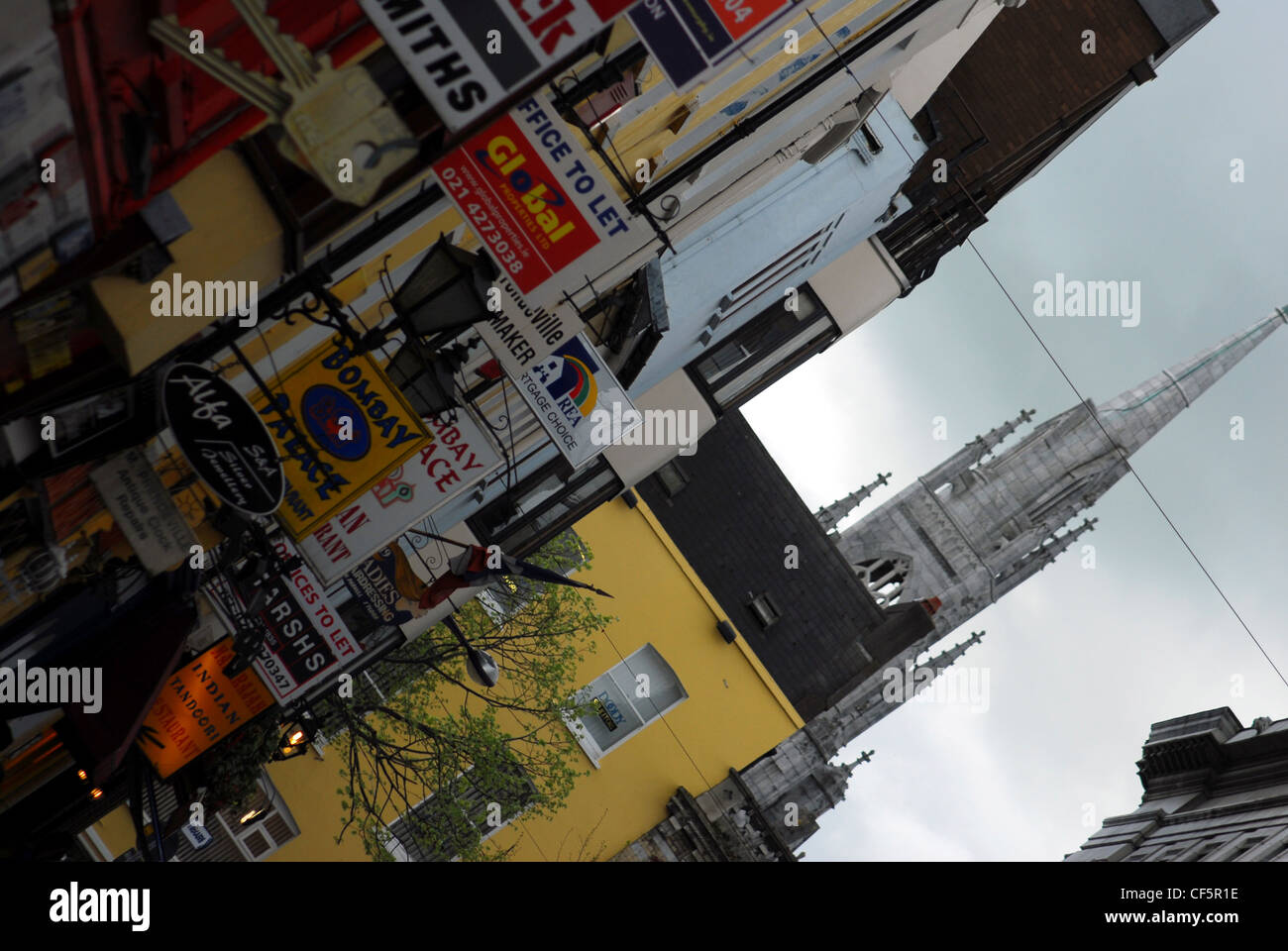 Scène de rue en vue de la cathédrale dans le centre de Cork. Banque D'Images