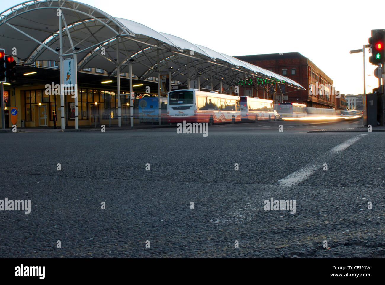 En début de soirée la lumière sur la station de bus de Cork. Banque D'Images