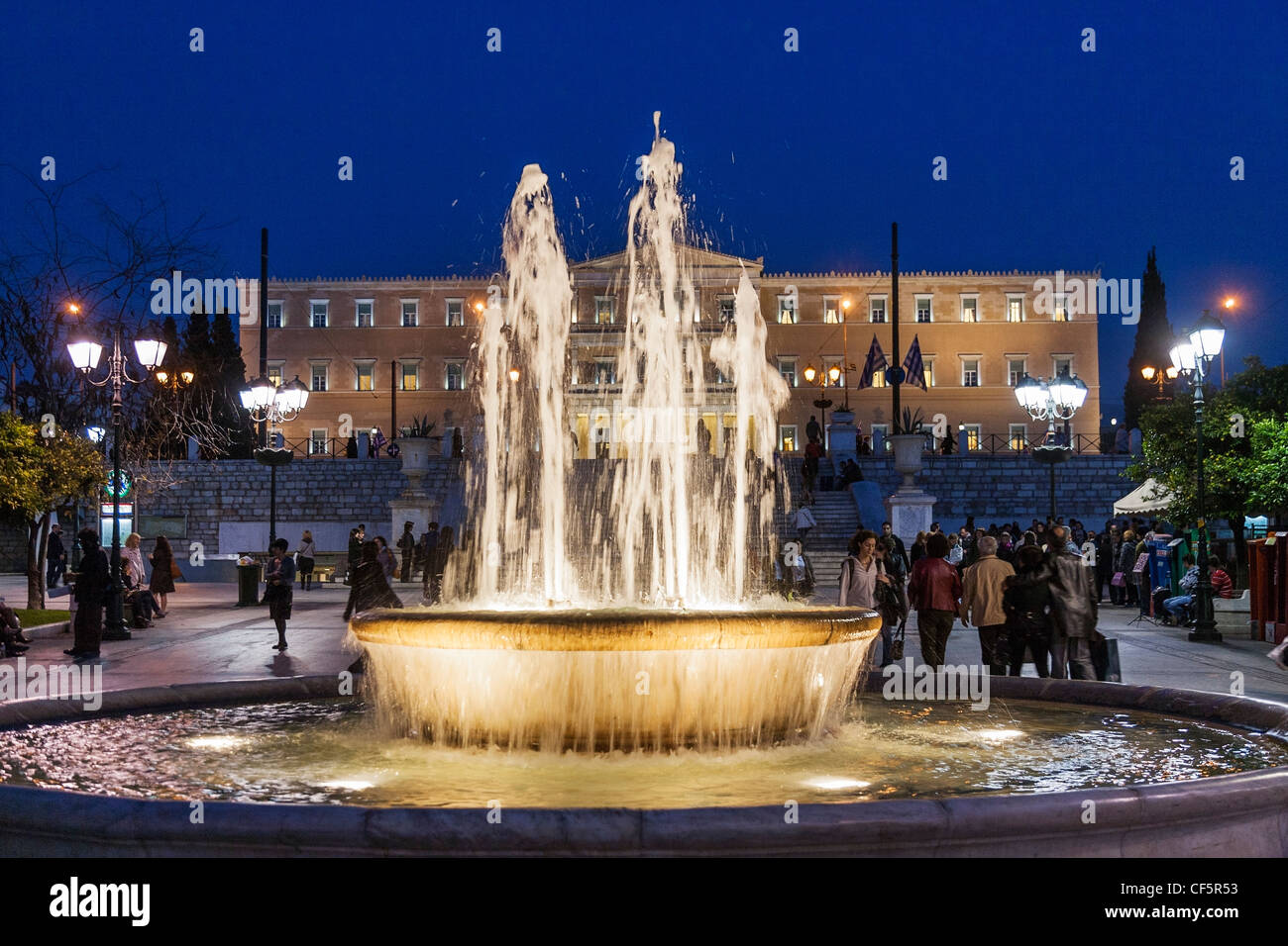 Fontaines de la Place Syntagma, Athènes, Grèce, avec l'édifice du parlement à l'arrière-plan, photo de nuit Banque D'Images