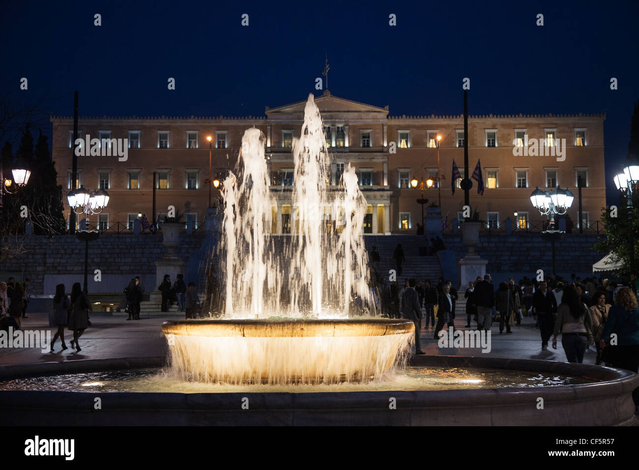 Fontaines de la Place Syntagma Square, Athènes, Grèce, avec l'édifice du parlement à l'arrière-plan, photo de nuit Banque D'Images