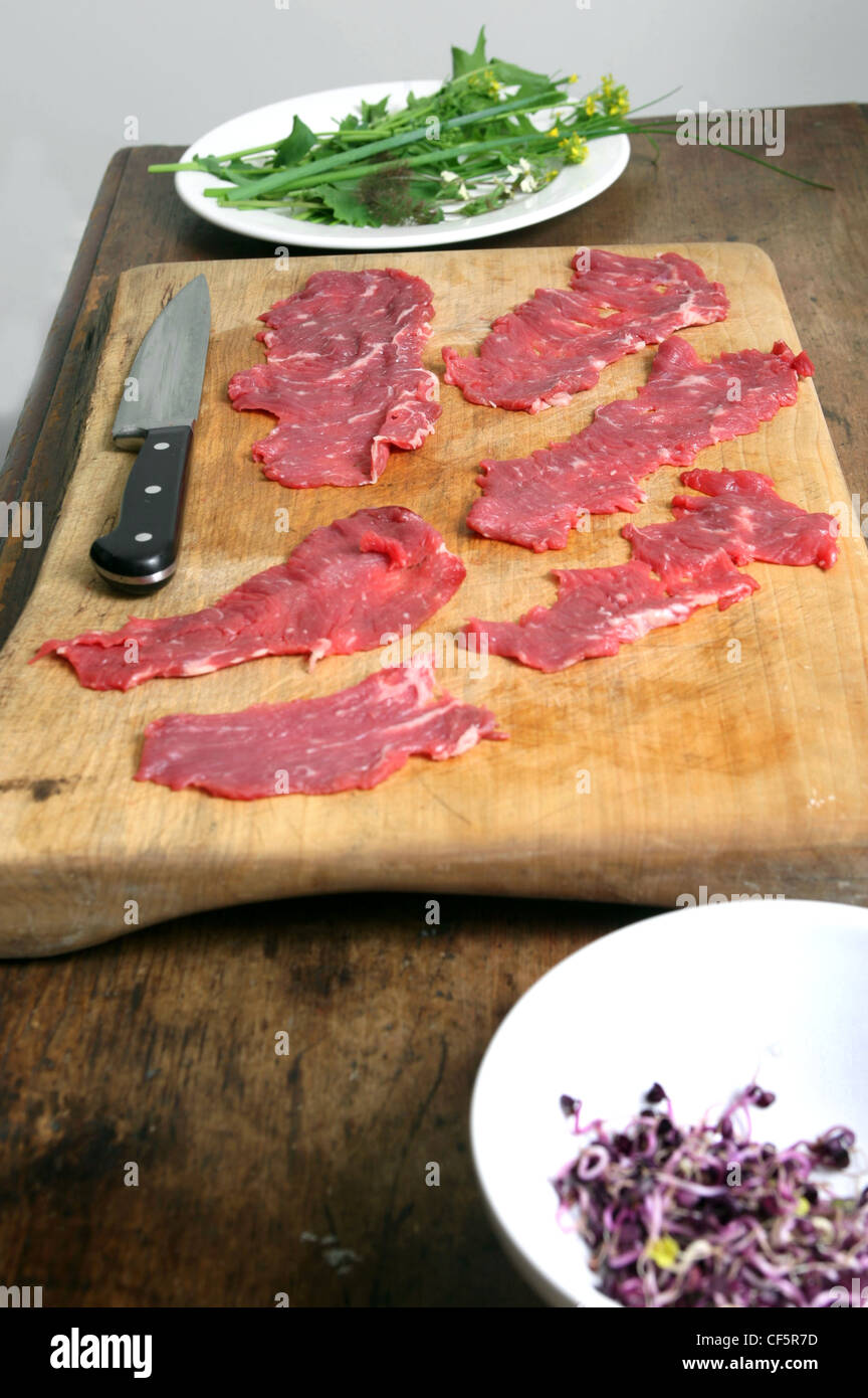 CCHIO, LONDRES SW carpaccio de boeuf poivré de feuilles, de fleurs et de la sauce à la moutarde dessert quatre personnes * Trim lb g de boeuf tende de tranche et Banque D'Images