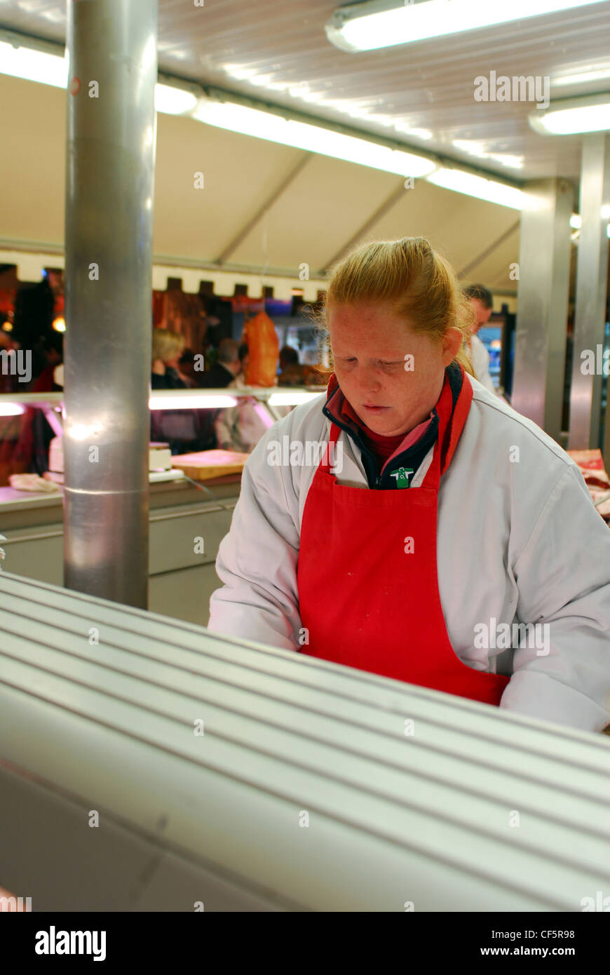 Les bouchers au travail à l'English Market de Cork. Banque D'Images