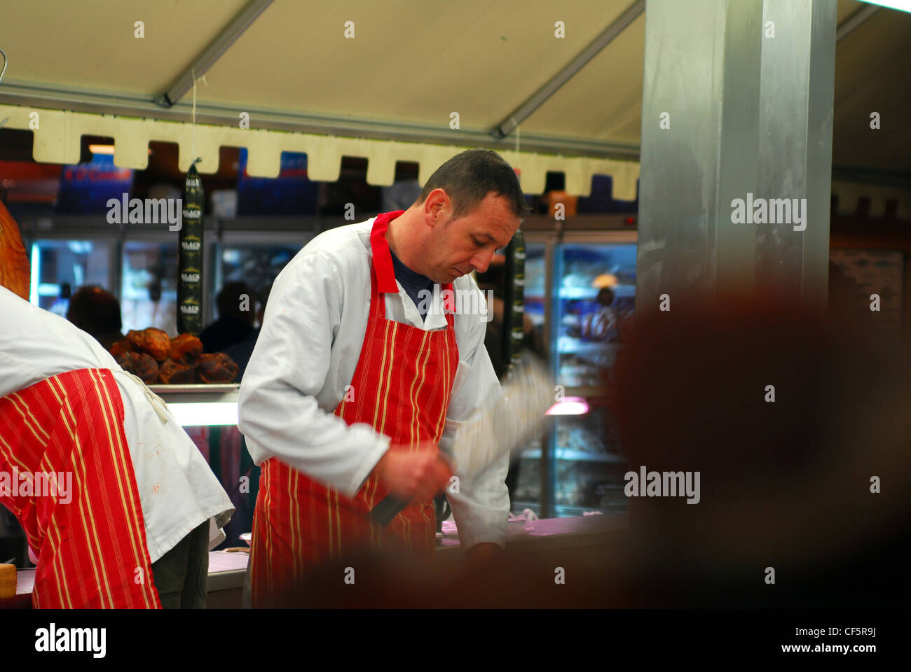 Les bouchers au travail à l'English Market de Cork. Banque D'Images