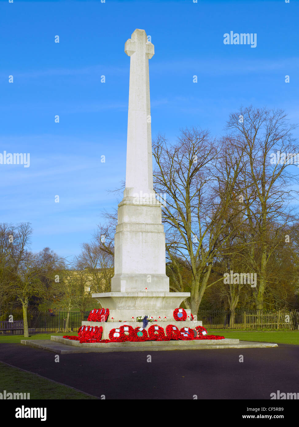 Les coquelicots du Jour du souvenir autour de la base du monument commémoratif de guerre dans le War Memorial Gardens. Banque D'Images