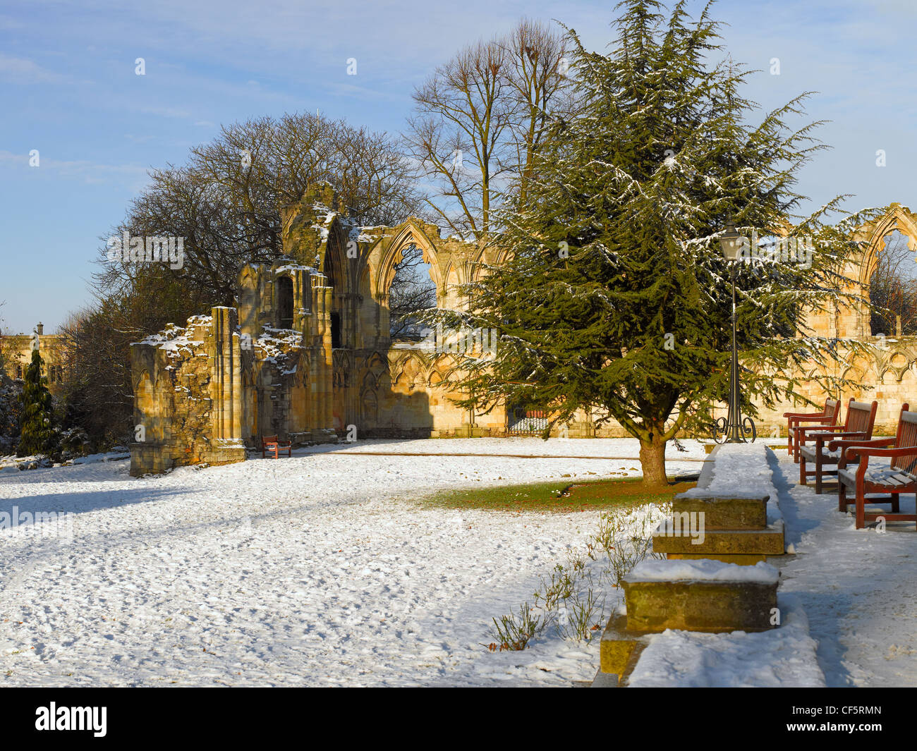 Ruines de l'abbaye de St Mary's Church dans le Yorkshire Musée jardins couverts de neige. Banque D'Images