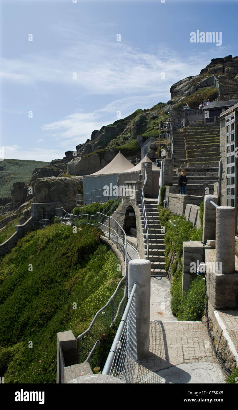 Les acteurs de l'entrée de Minack Theatre, un théâtre à ciel ouvert creusée dans la falaise de granit surplombant la baie de Porthcurno. La la Banque D'Images