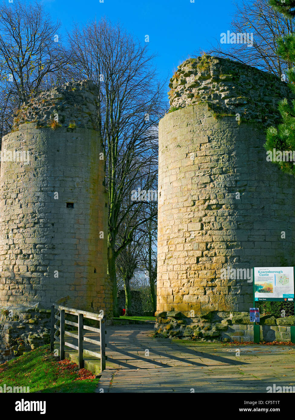 Les vestiges de la porte de l'Orient, l'une des deux entrées médiévales au château de Knaresborough. Banque D'Images