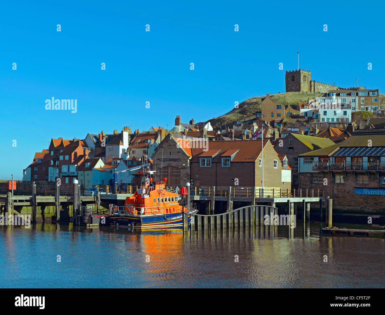 L'église St Mary sur East Cliff donnant sur le George et Mary Webb tous les temps à l'extérieur de l'embarcation de sauvetage de Whitby. Banque D'Images