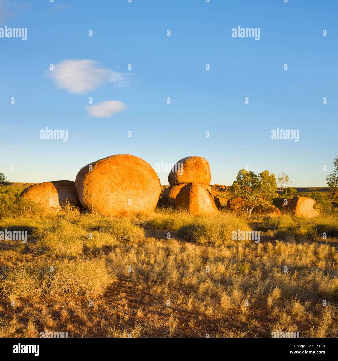 Devils Marbles, formations rocheuses dans le Territoire du Nord, Australie, avec une belle lumière du soir, format carré. Banque D'Images