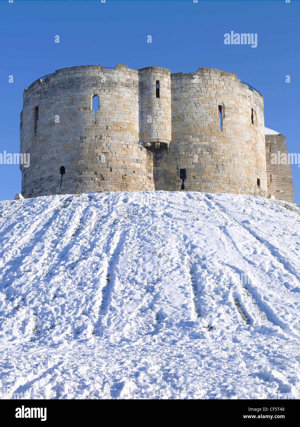Clifford's Tower, un donjon de pierre construit au 13ème siècle, au sommet d'une motte recouverte de neige. Banque D'Images