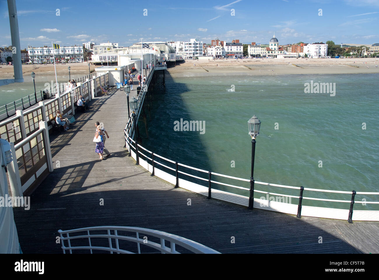 Vue depuis l'extrémité sud de la jetée de Worthing vers la ville de Worthing. Banque D'Images