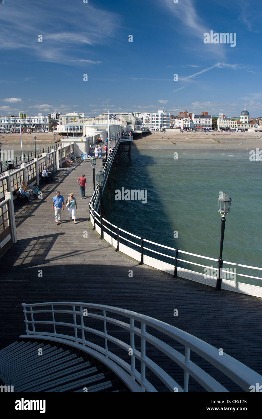 Vue depuis l'extrémité sud de la jetée de Worthing vers la ville de Worthing. Banque D'Images