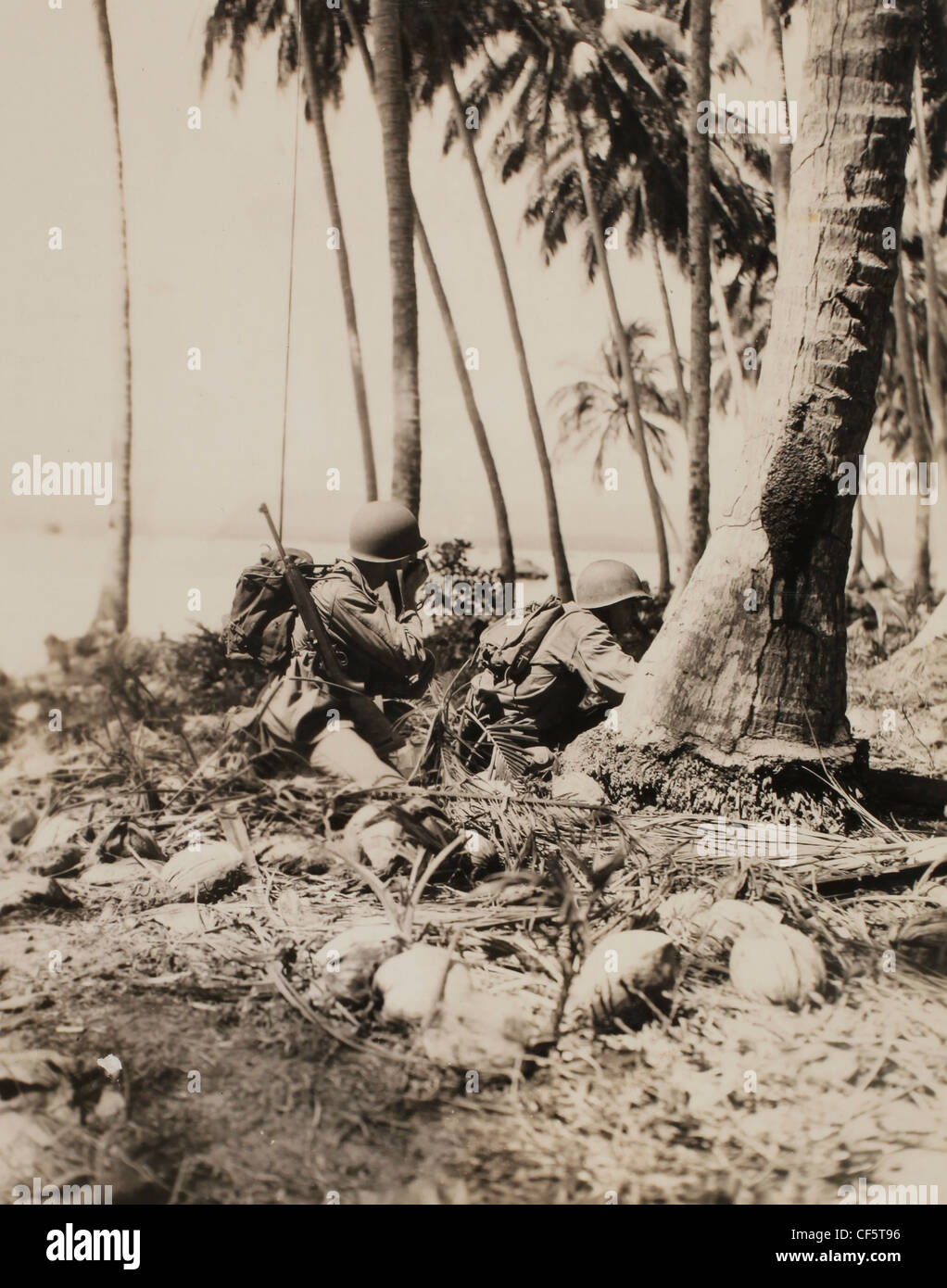 Marine Corps mitrailleurs en observant toutes activités de l'ennemi le 10 mars 1944 Campagne du Pacifique l'île de Guadalcanal WWII Banque D'Images