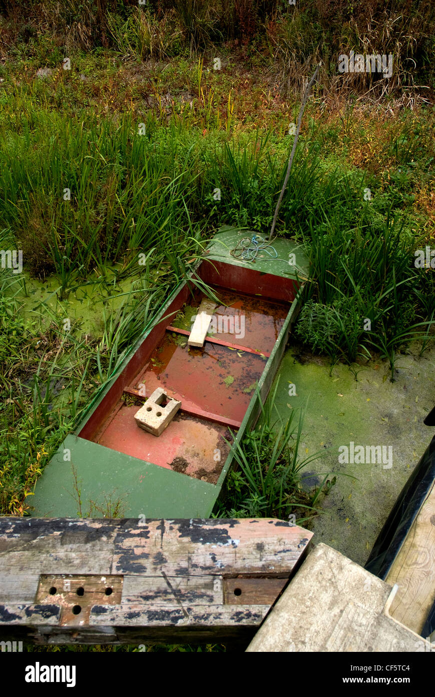 Un vieux punt abandonnés sur Wey et Arun canal près de Loxwood. Banque D'Images