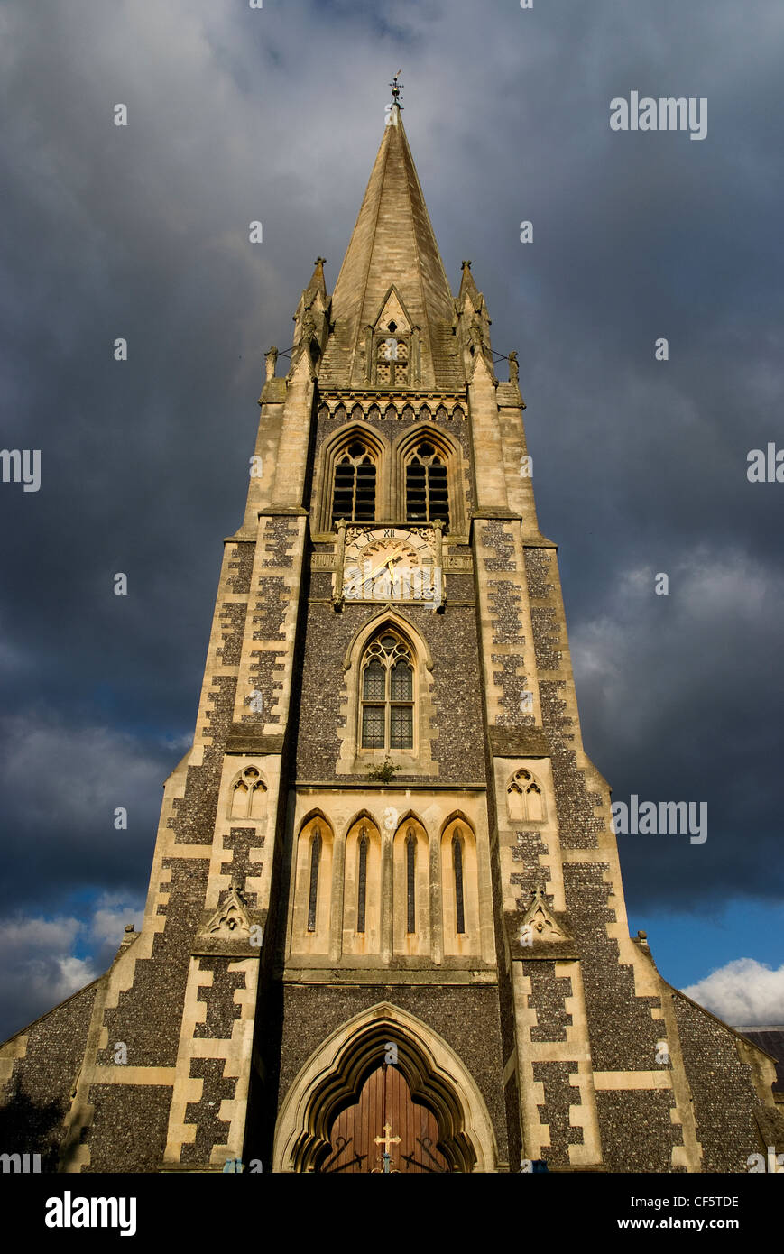 La haute flèche de l'église de style gothique victorien de St Martin à Dorking. Banque D'Images