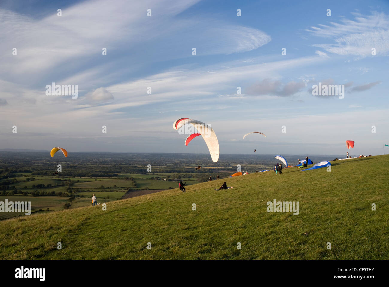 Parapente aux prises avec le vent sur Devil's Dyke. Banque D'Images