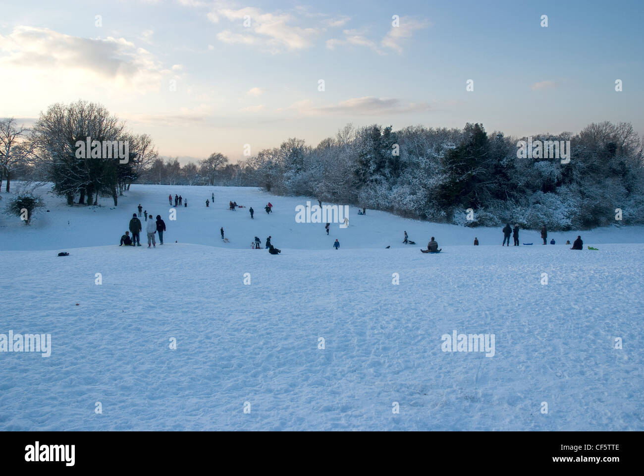 Les personnes appréciant les pentes couvertes de neige à Epsom Downs. Banque D'Images