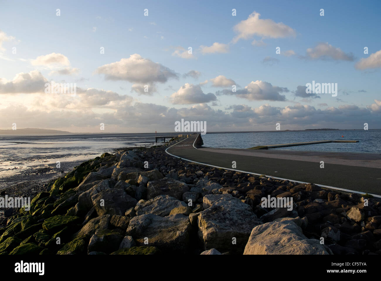Voie d'accès autour de la marina de plaisance à West Kirby. Banque D'Images