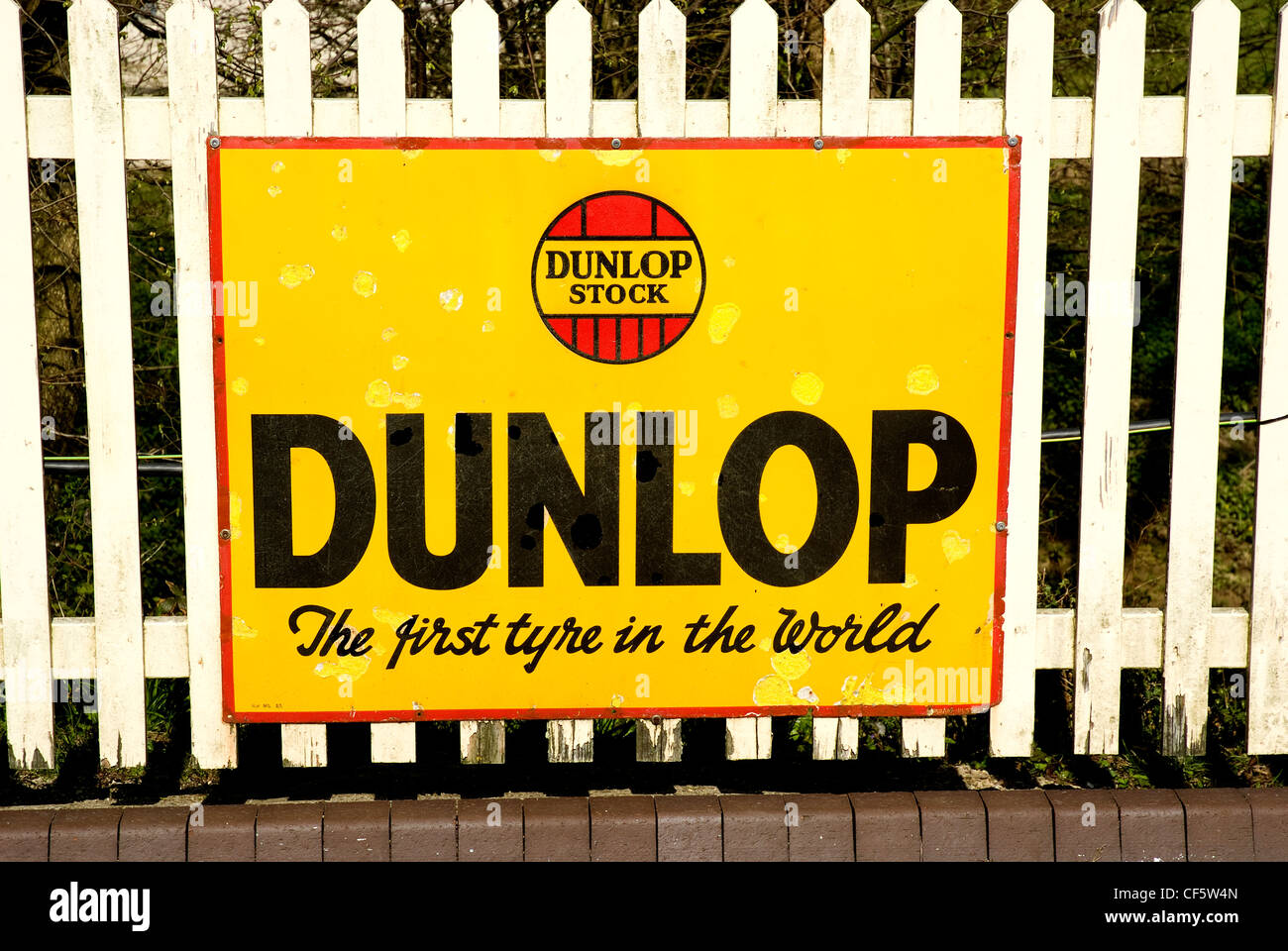 Une vieille enseigne publicitaire Dunlop à Sheffield Park Station sur les Bluebell Railway. Banque D'Images