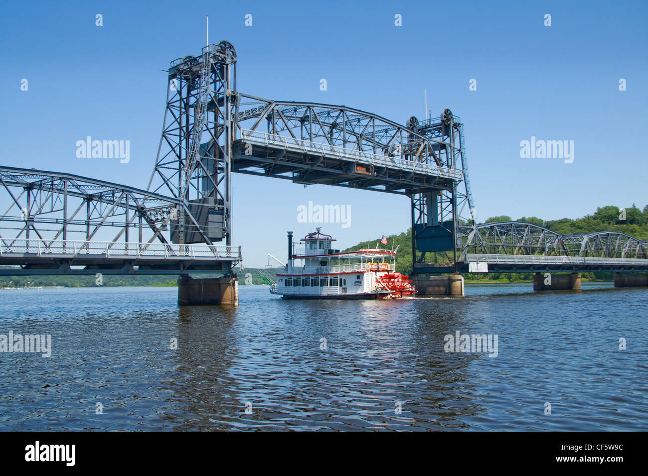 Riverboat passe sous le pont levant de Stillwater, Minnesota sur la Sainte Croix Riverway National Scenic. Banque D'Images