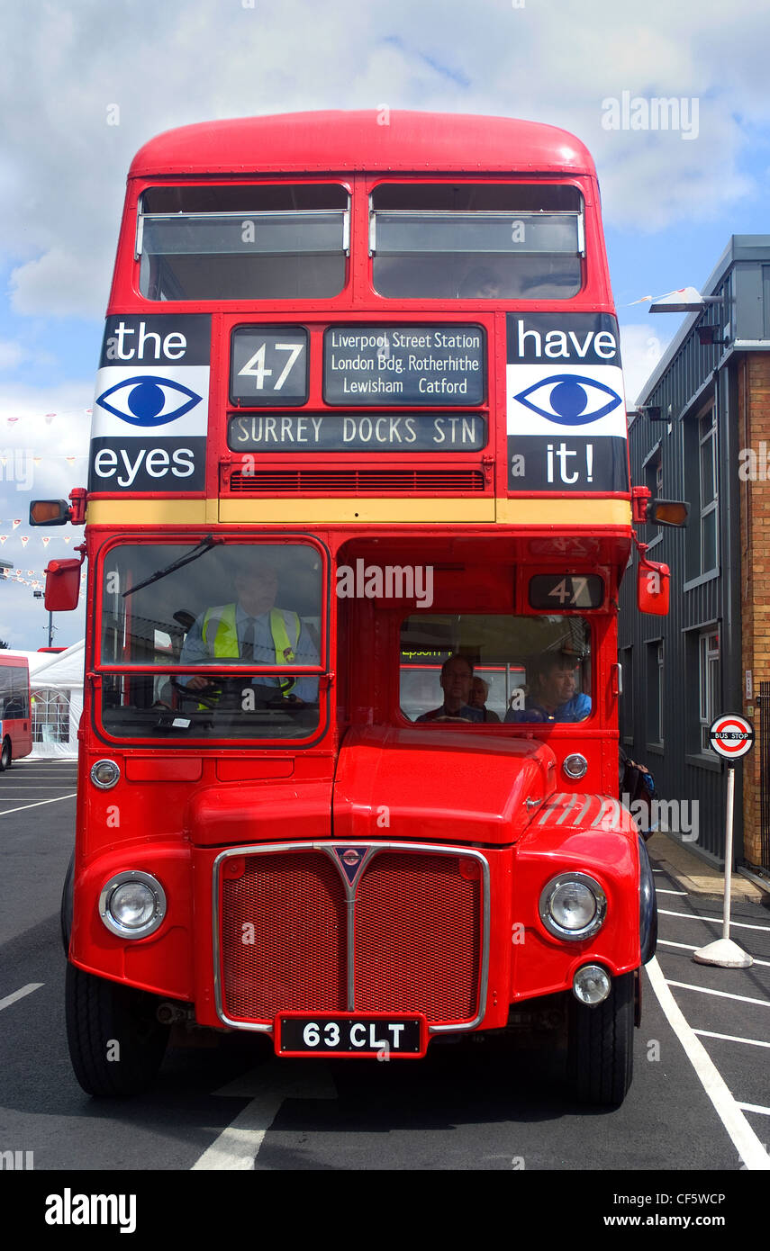 Un bus routemaster rouge à Epsom dépôt des entraîneurs dans le cadre de leur 90ème anniversaire journée portes ouvertes. Banque D'Images