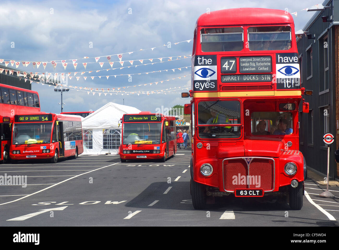 Un bus routemaster rouge à Epsom dépôt des entraîneurs dans le cadre de leur 90ème anniversaire journée portes ouvertes. Banque D'Images